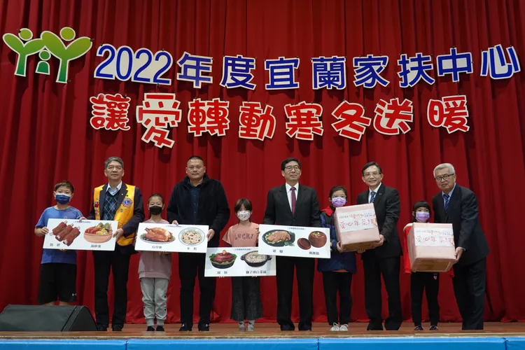 今年有8道年菜，包括佛跳牆、海鮮羹、筍絲蹄髈、獅子頭、米糕、子排、烏骨雞湯、豬腳，讓每戶家庭都可以在新的一年吃飽、吃好。家扶提供