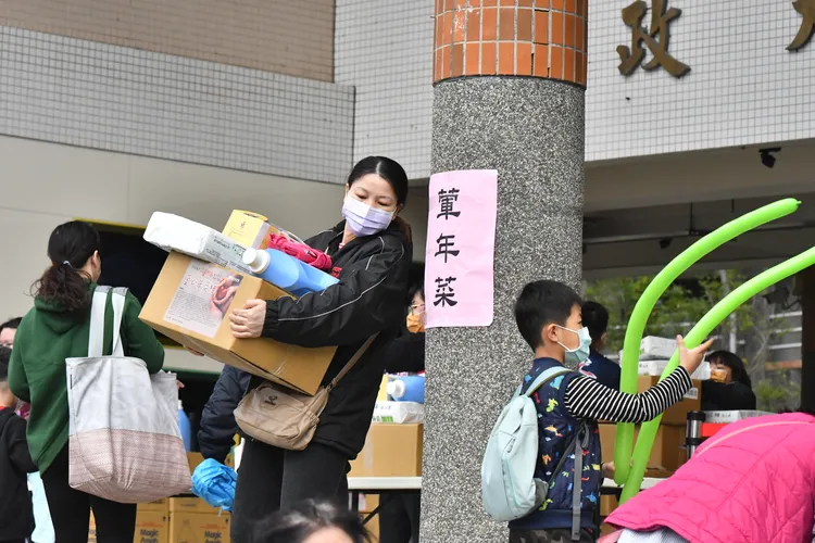 宜蘭家扶中心寒冬送暖活動，提供700戶受助家庭年菜、紅包及生活物資。家扶提供