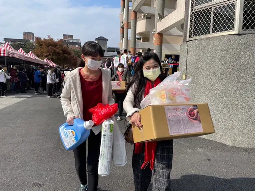 宜蘭家扶中心歲末送暖 豐盛年菜讓囡仔過好年