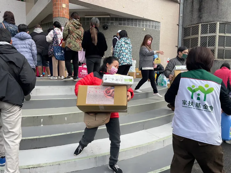 宜蘭家扶中心寒冬送暖活動，提供700戶受助家庭年菜、紅包及生活物資。家扶提供