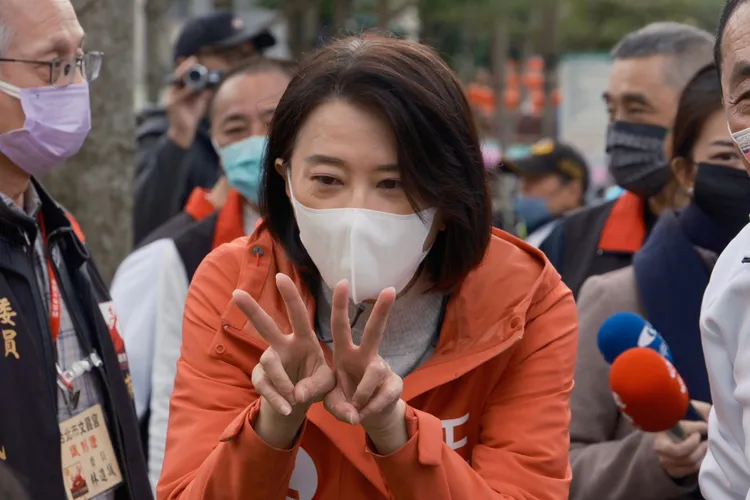 侯友宜陪同王鴻薇至謙和市場拜票。陳志淵攝