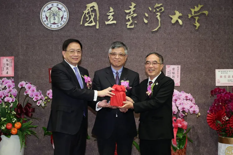 陳文章（右）接任台大校長。朱世閎攝