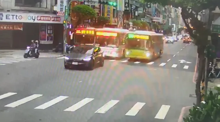 公車上演逆向爭道，猶如街頭賽車。翻攝畫面