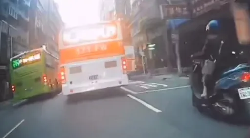 恐怖公車！通勤時段逆向馬路成賽道　用路人驚嚇紛紛閃避