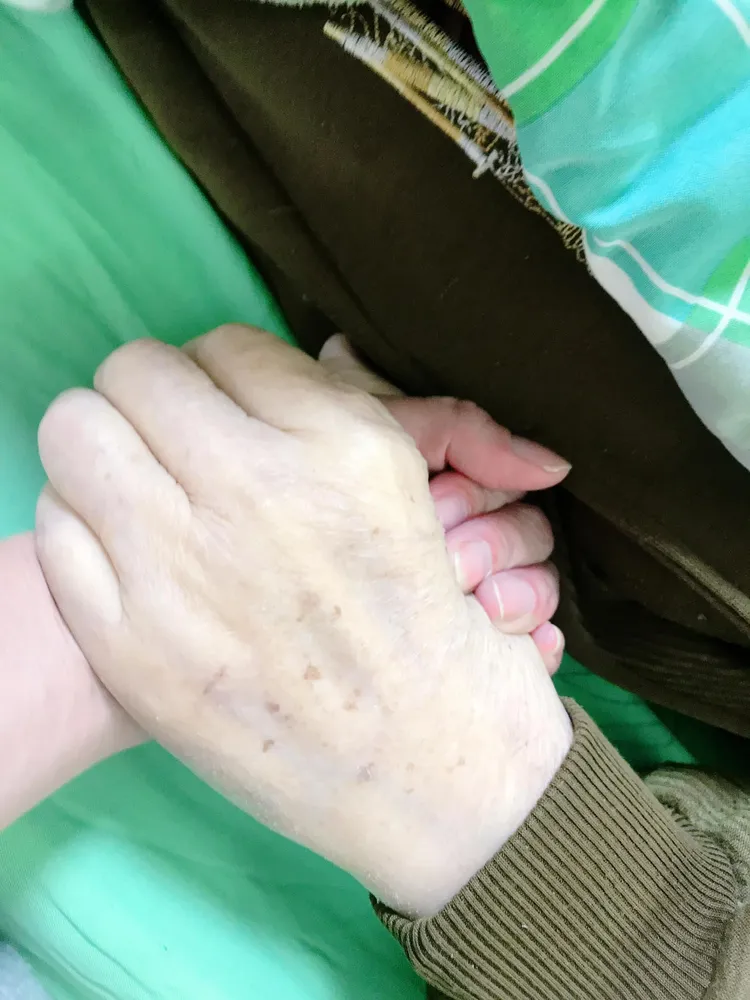 兵家綺緊握父親的手。翻攝兵家綺臉書