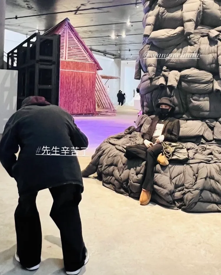 楊祐寧彎下腰拍也不嫌煩。翻攝楊祐寧IG
