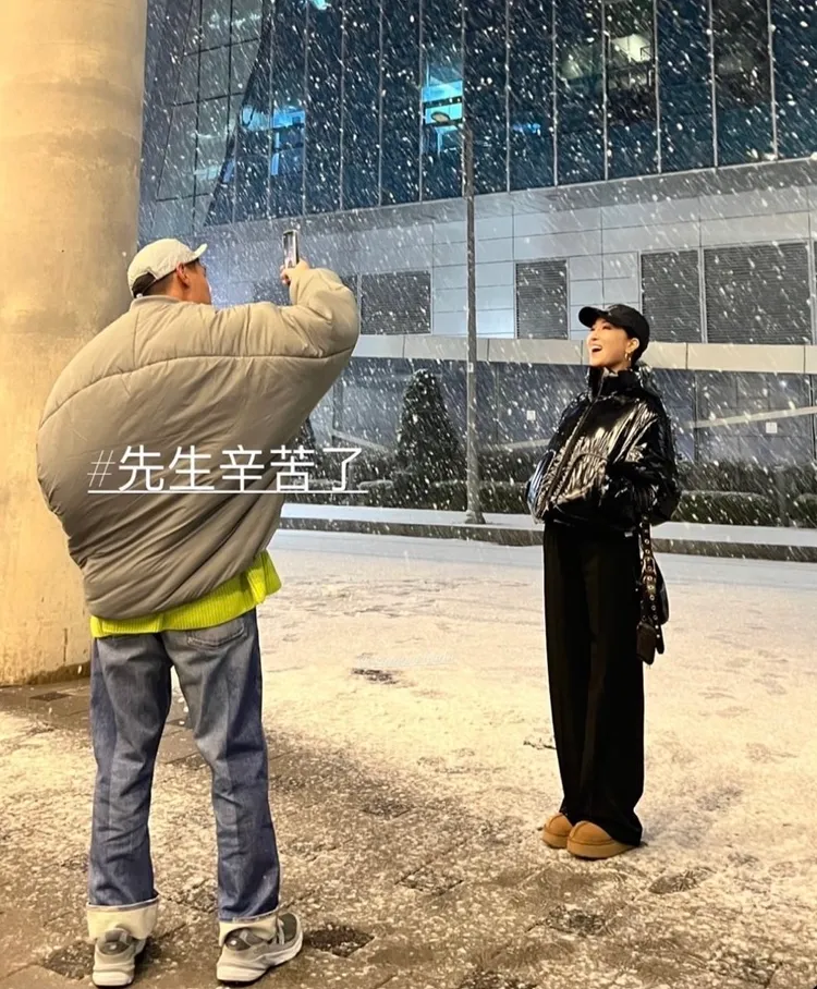 楊祐寧（左）大雪中幫Melinda拍美照。翻攝楊祐寧IG