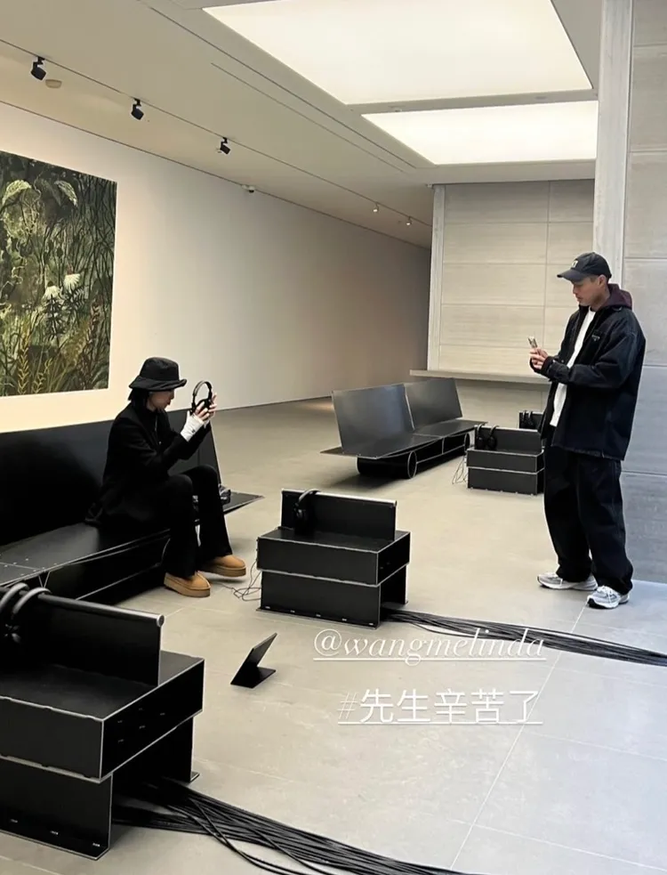 楊祐寧（右）幫Melinda拍照時還會喬角度。翻攝楊祐寧IG