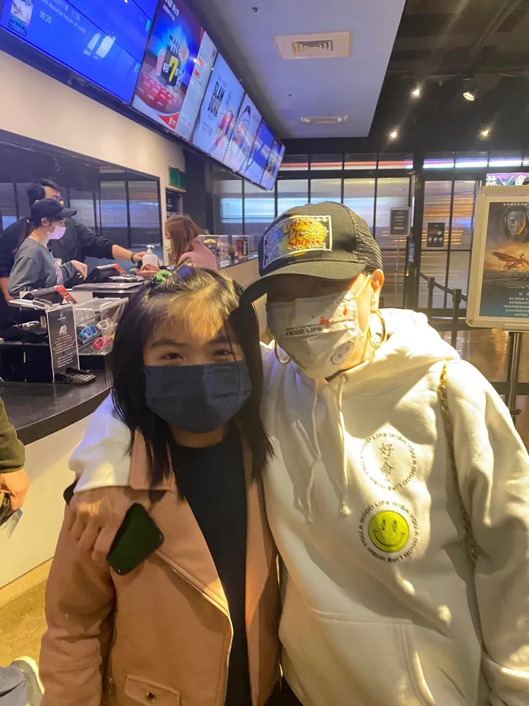 瑞秋（左）被老媽郁方帶去和比莉一起看電影。翻攝郁方臉書