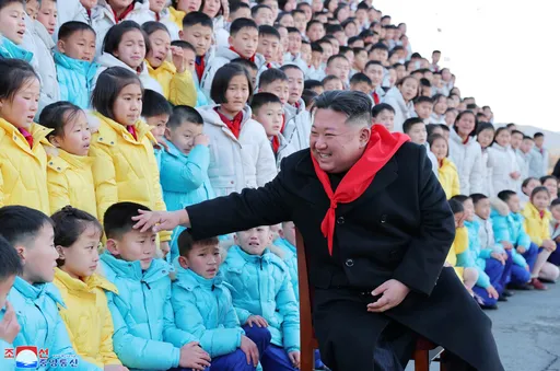 金正恩接見少年團慈祥摸頭 小朋友表情卻這樣