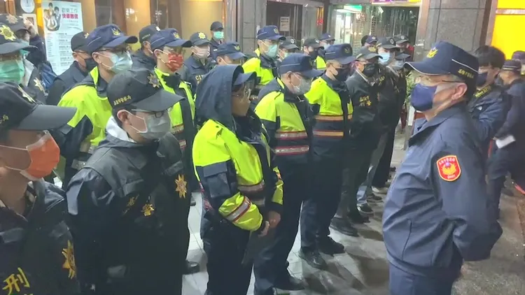 警局長率隊在轄區治安熱區加強巡邏。翻攝畫面