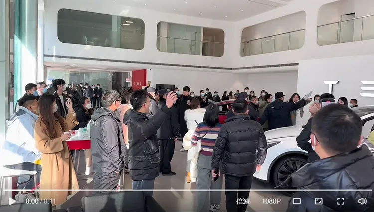 網路傳出特斯拉杭州蕭山中心也爆發車主抗議事件。翻攝IT之家