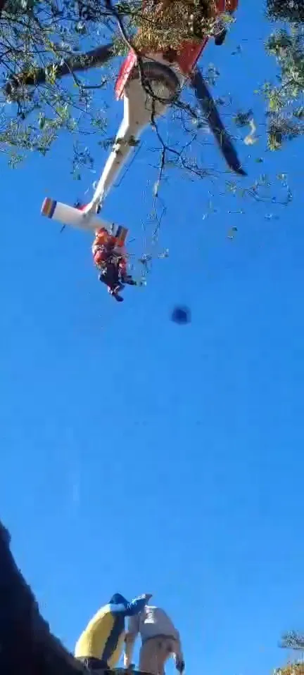 最後出動直升機救援，順利將女山友吊掛。民眾提供