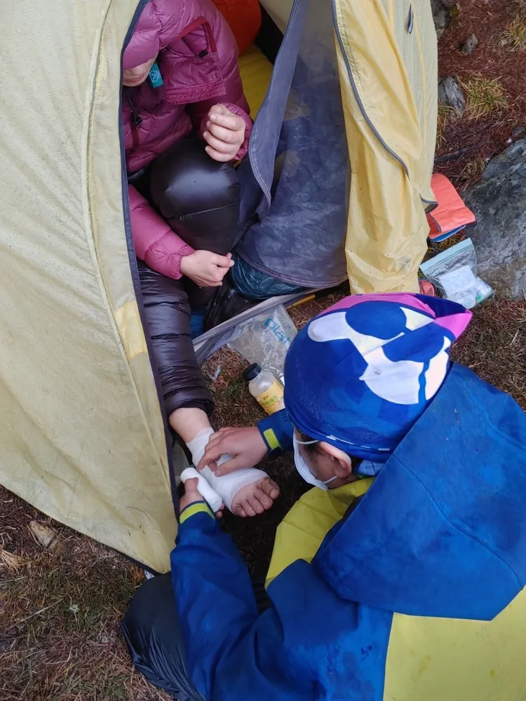 女山友右腳疑似骨折無法自行移動。民眾提供