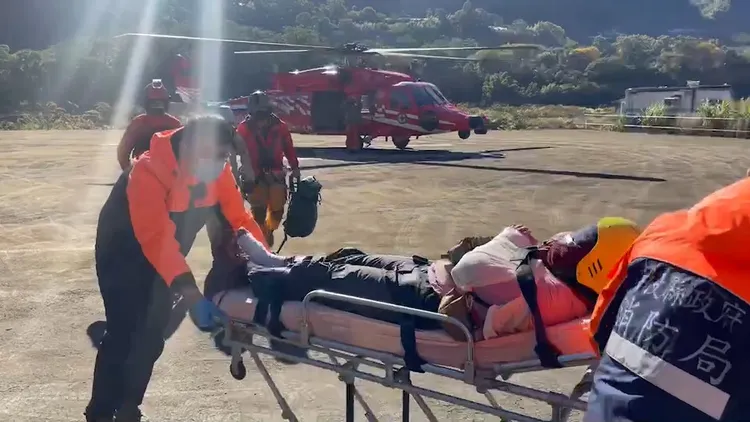 直升機吊掛成功，順利將女山友送醫治療。民眾提供