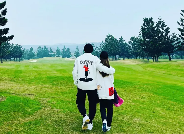 周杰倫生日摟著愛妻昆凌，非常甜蜜。翻攝周杰倫IG