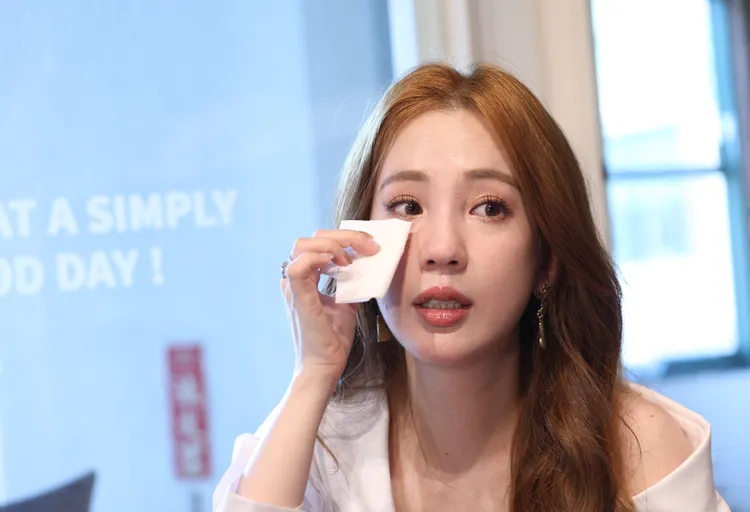 愛雅想起媽媽，不禁哭花臉。陳明中攝