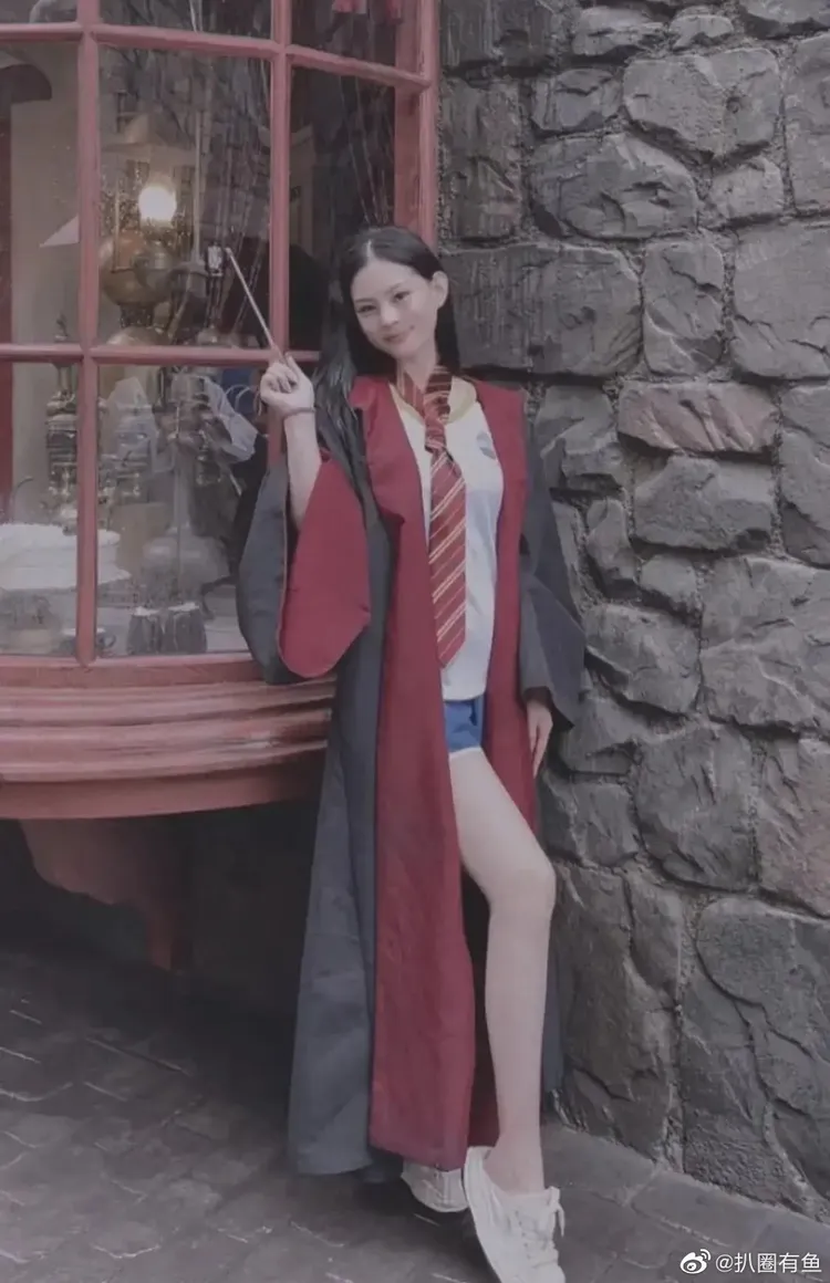 張蘭新助理文文。翻攝扒圈有魚微博