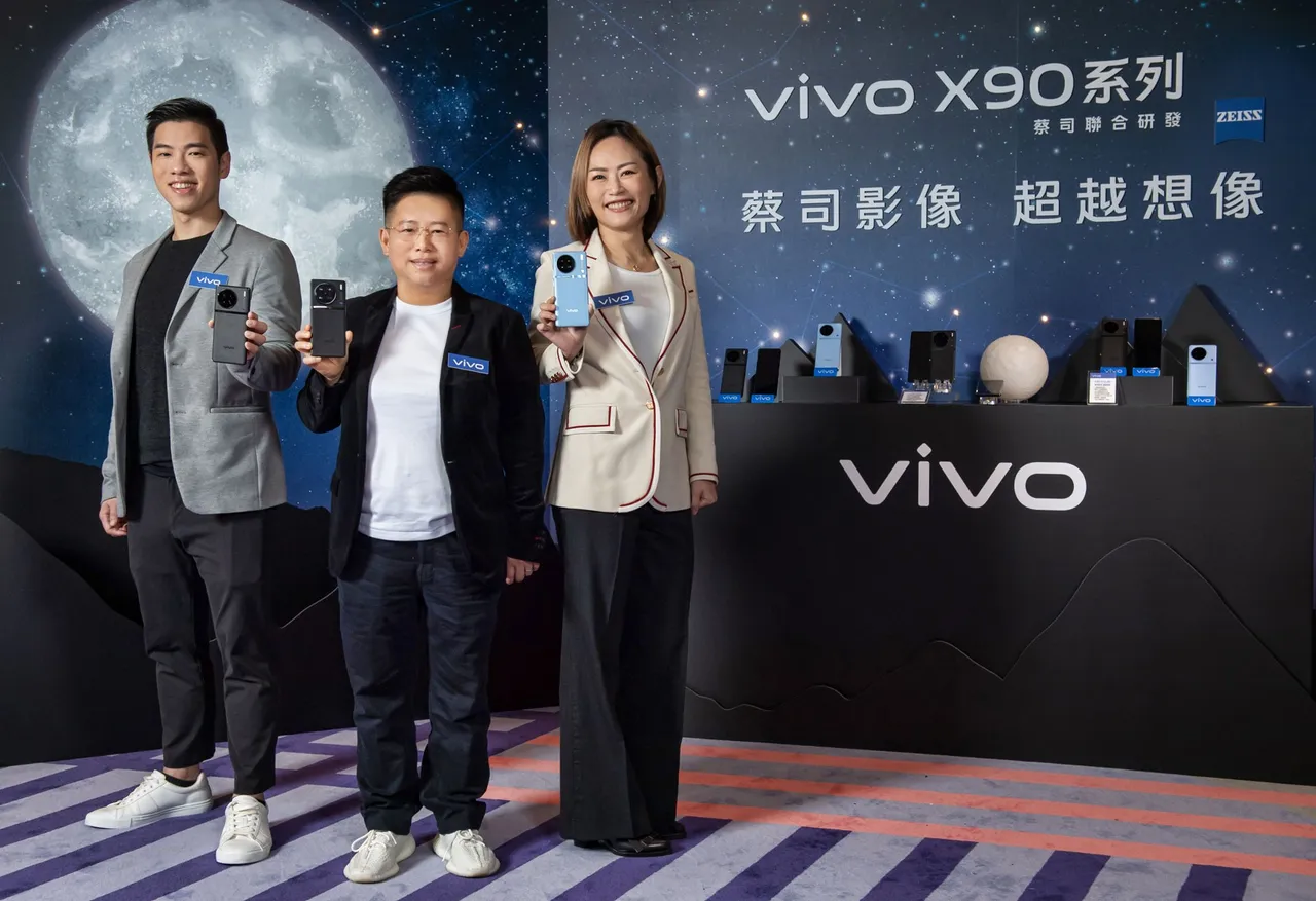 vivo X90今举行发表会，左起vivo台湾产品经理李长威、viv台湾总经理陈娟及vivo台湾副总经理陈怡婷。业者提供