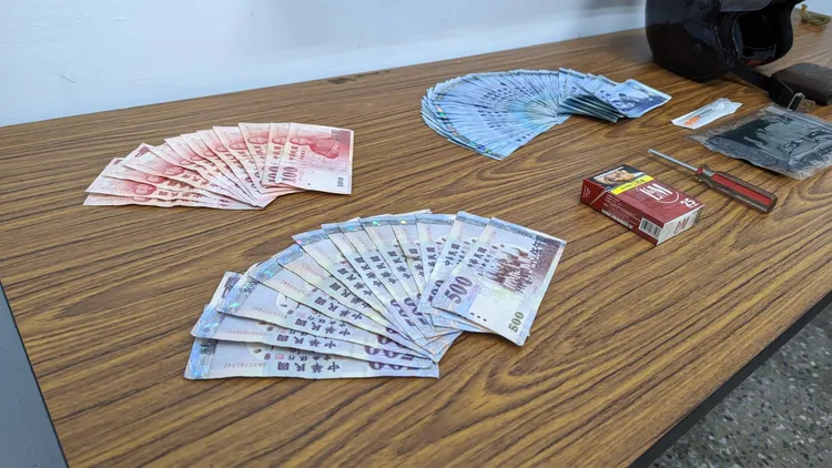 警方偵破小港區超商搶案，起出贓款、兇器螺絲起子等物證。讀者提供