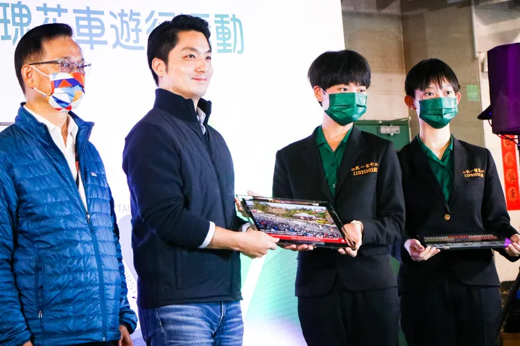 蔣萬安（左2）今天到北一女中慰勉樂儀旗隊成員。賴昀岫攝