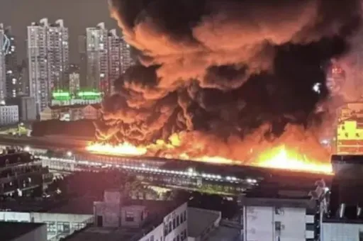 福建油罐車深夜爆炸影片曝光！　火勢驚人波及房屋車輛