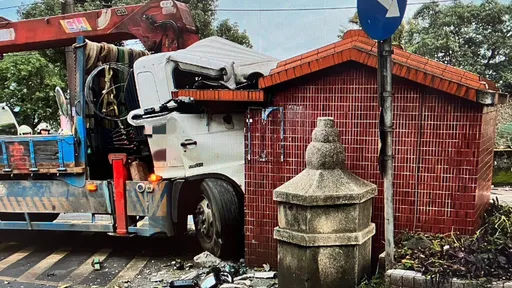 貨車不熟悉路況竟把廟撞毀　土地公神像奇蹟式完好無損