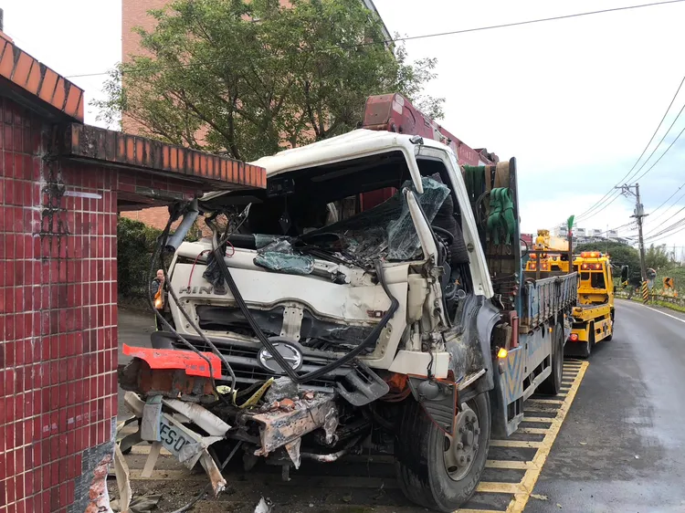 大貨車車頭凹陷。淡水警分局提供
