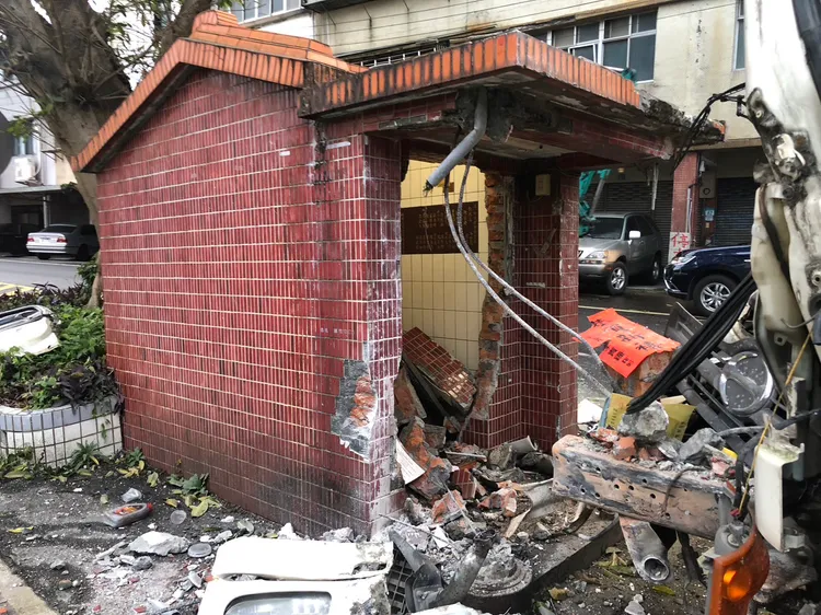 土地公廟牆柱皆受損。淡水警分局提供