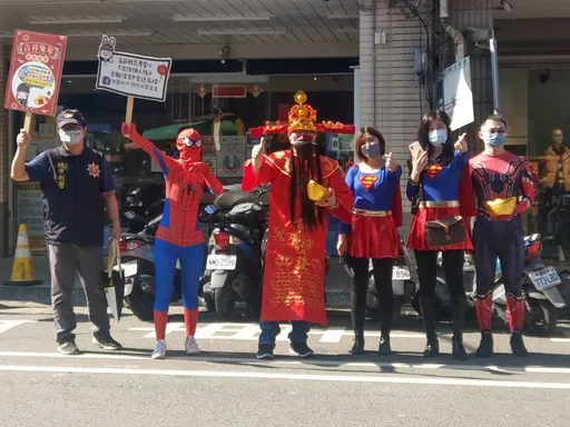 財神爺+超人組預防犯罪聯盟 桃園市刑大南門市場宣導超熱血