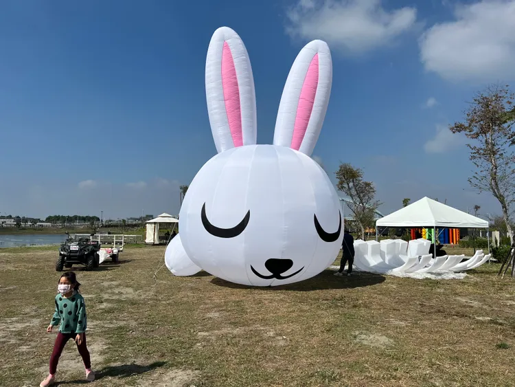 園區有巨型兔兔陪大家過新年。台鐵提供