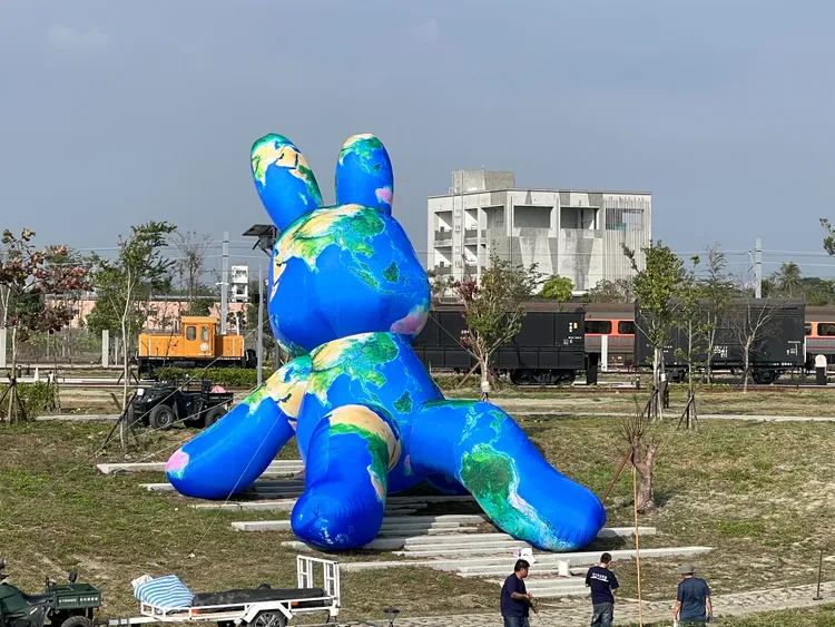 園區有巨型兔兔陪大家過新年。台鐵提供
