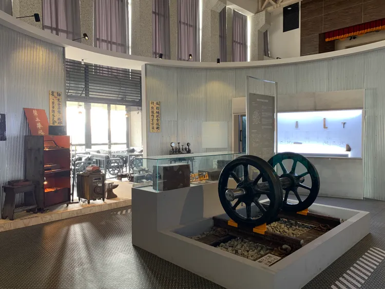 鐵道文物館內展示各式車軸、鐵路車輛模型與設備。台鐵提供