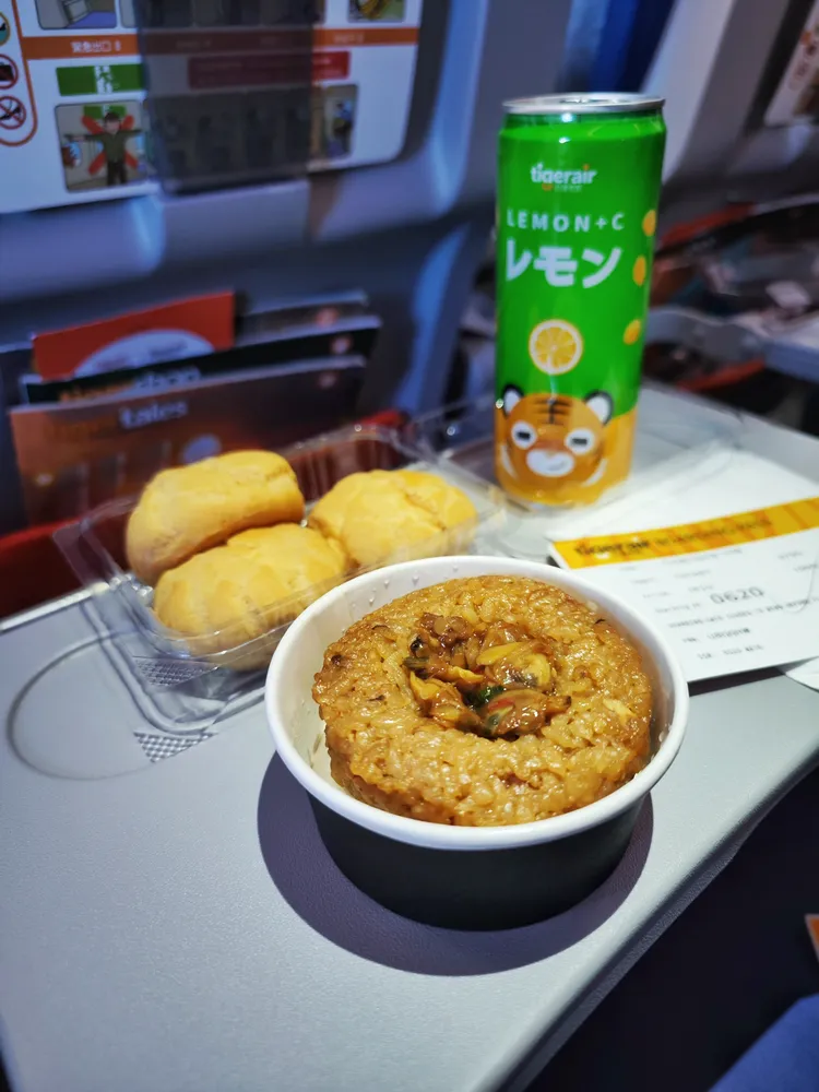 旅客可預先購買機上餐，享折扣優惠，圖為小小廚神Liya冠軍餐點「少一杯蛤蜊飯糰」。田欣雲攝