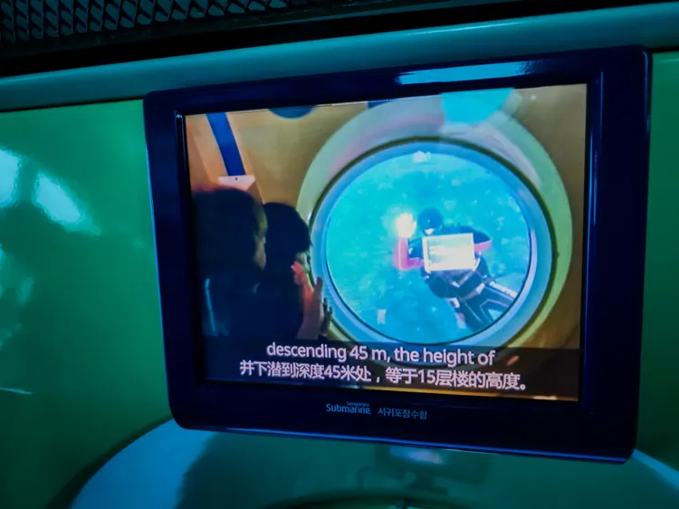 航行時播放導覽簡介，增加遊程體驗的知識性。田欣雲攝