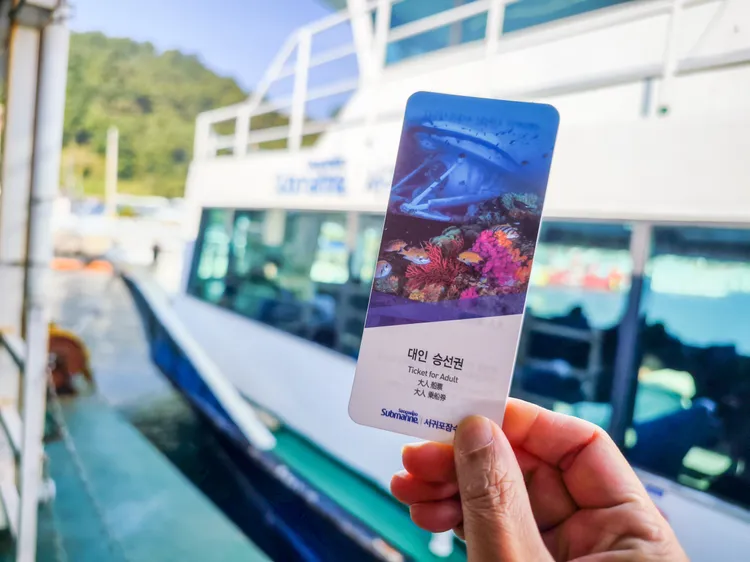 在濟州西歸浦搭潛水艇，必須先乘坐一段客輪出港。田欣雲攝