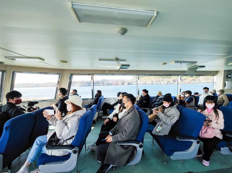 接駁客輪搭乘實景。田欣雲攝