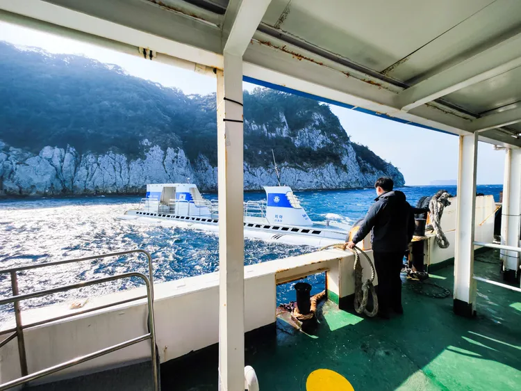 抵達海上平台後，準備登艇。田欣雲攝