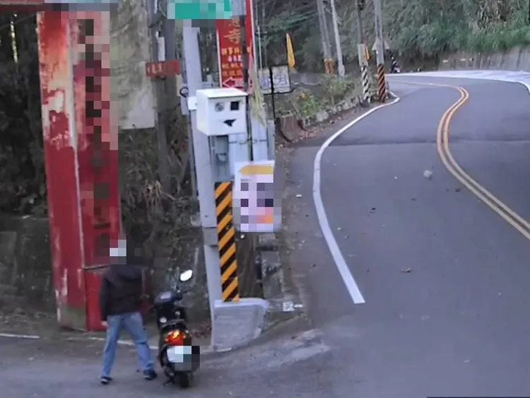 沈姓男子不滿超速被拍，竟撿拾路邊石塊丟擲，過程都被監視器拍下。讀者提供