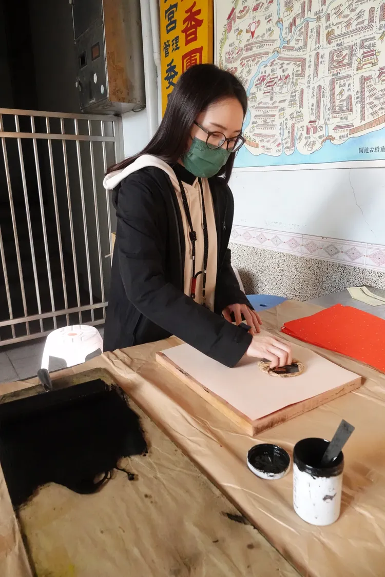 民眾拓印春聯。廟方提供