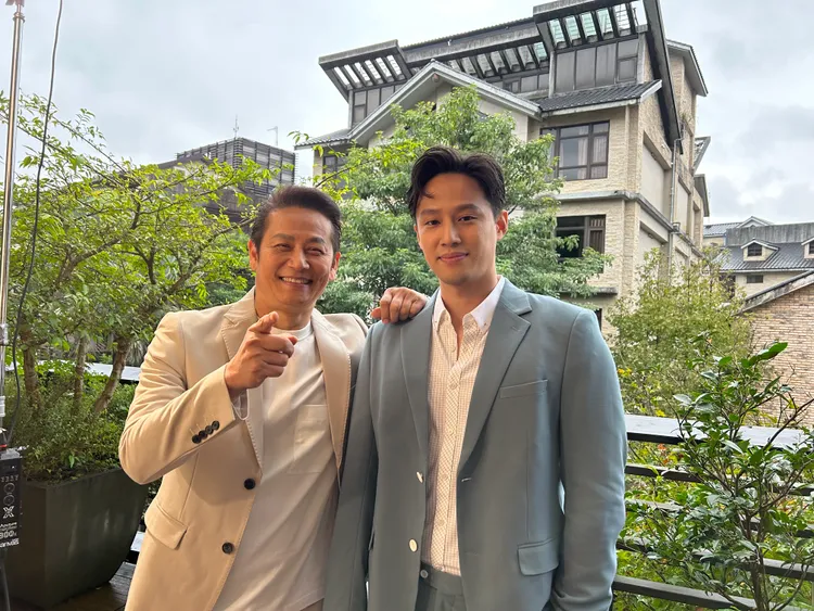 徐新洋（右）加入新東家，和爸爸徐乃麟成為同門師兄弟。