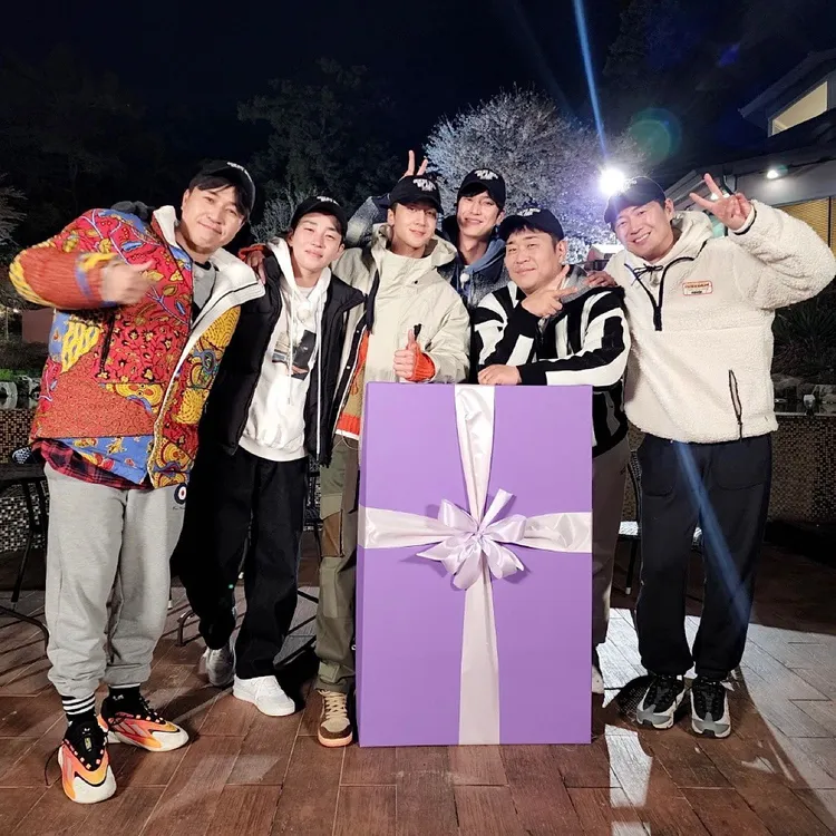 Ravi（左三）因到了當兵年限，去年5月退出《兩天一夜4》固定班底。翻攝Ravi IG