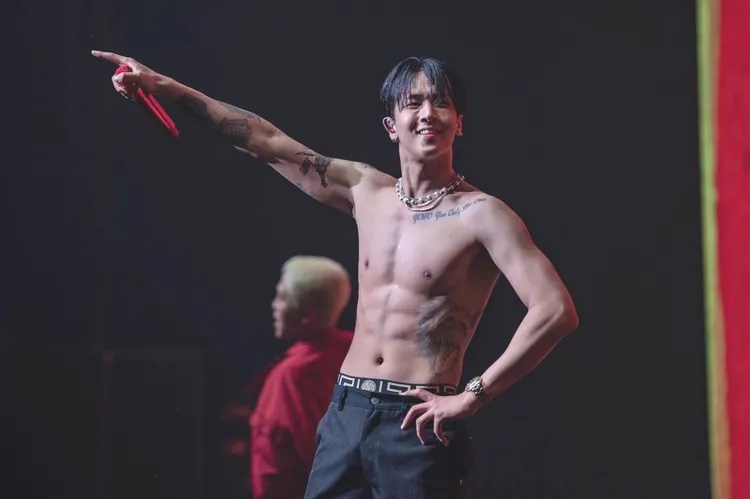 Ravi平時努力健身，操練出結實身材，卻爆出找仲介逃避兵役，引發網友熱議。翻攝Ravi