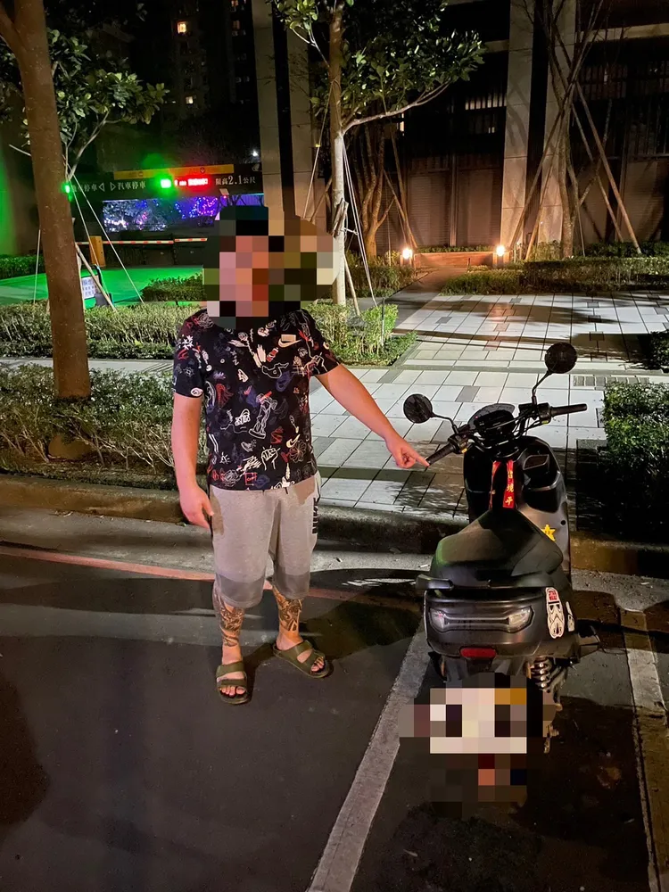 賴男騎乘的電動機車遭逼讓渡。翻攝畫面