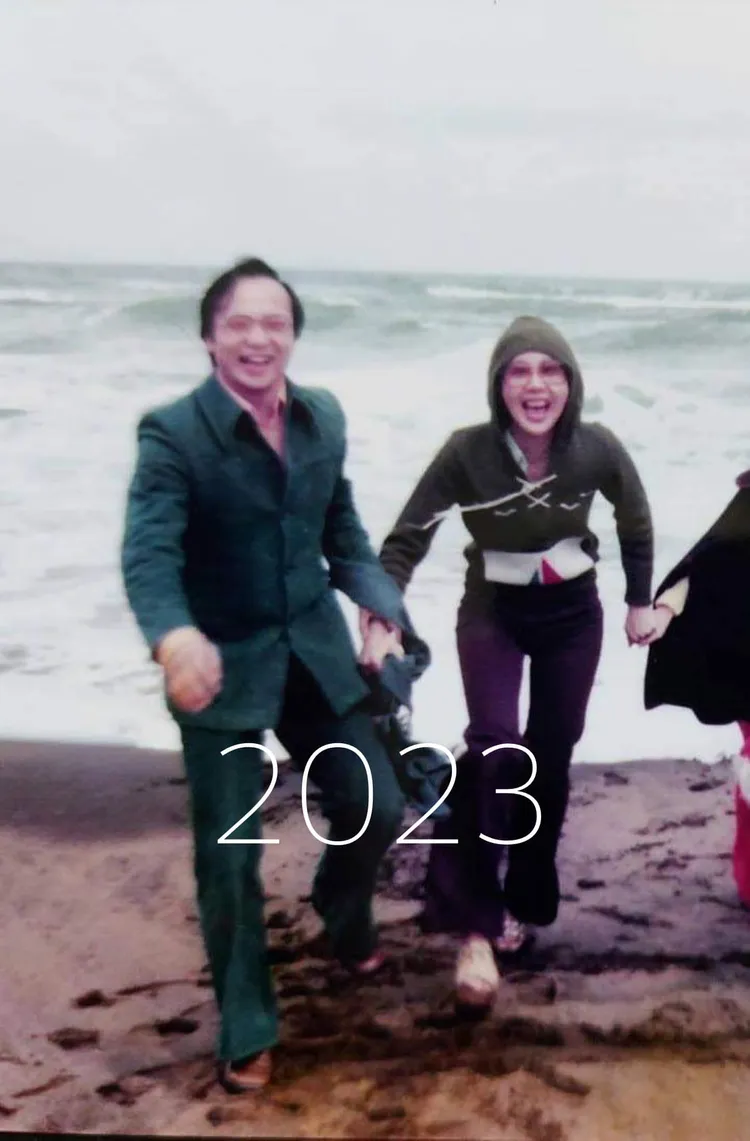 兩人在海邊約會，看來相當開心。引自胡志強臉書