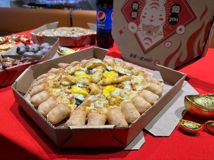 必勝客「買一送三」！外帶大比薩再送一個大比薩、「旋風肉桂捲(5入)」和可樂，新春限定「財圓滾滾金干蝦比薩」也適用。業者提供