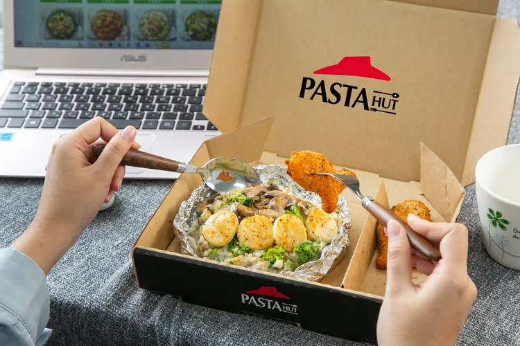 透過PK APP點購Pasta Hut紙包麵飯、獨享比薩，加1元再多一份副食。業者提供