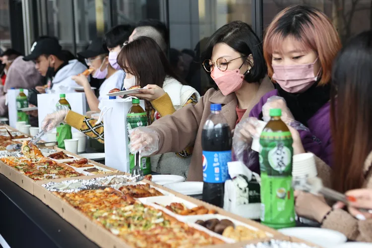 必勝客在開工第一天打造台灣「最長」戶外派對紀錄，邀請百位民眾免費吃比薩。翁玉信攝