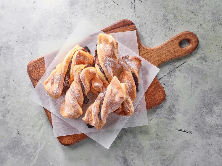 必勝客全新甜點「旋風肉桂捲」，只要外帶一個大比薩就能免費吃得到。業者提供