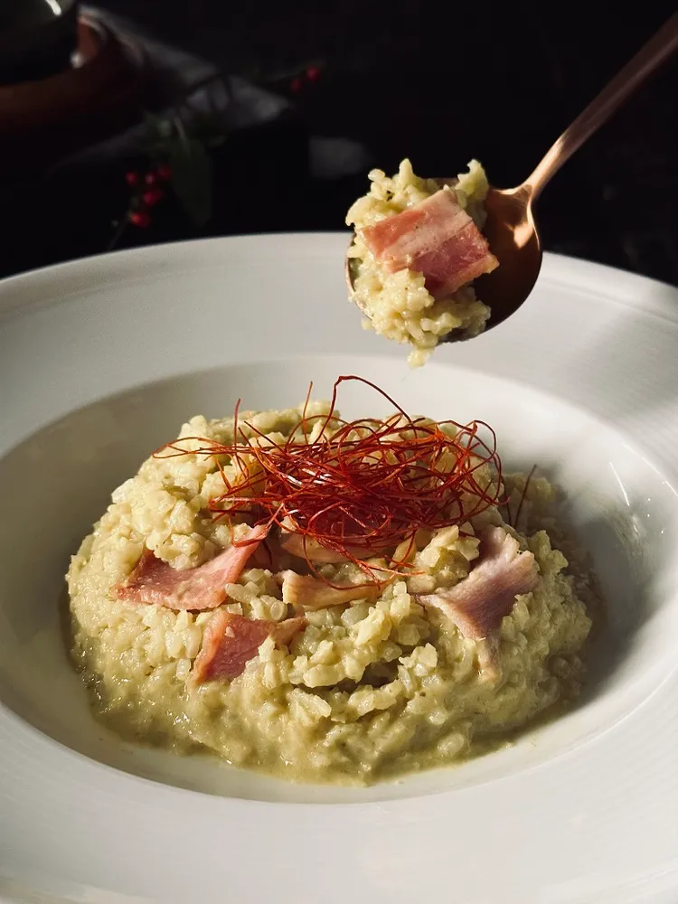 泰式綠咖哩花椰菜飯佐培根。業者提供